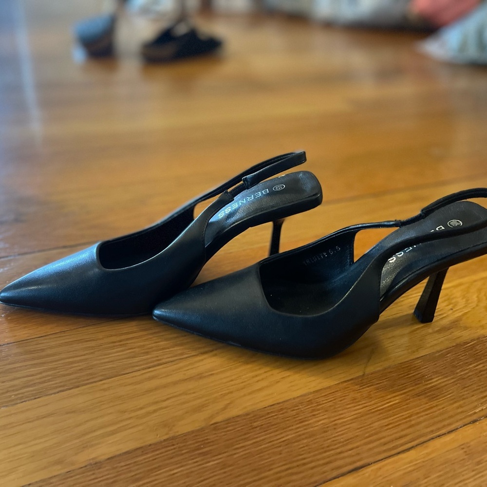 Chic Black Slingback Heels